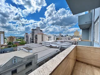 Vista panorâmica de edifícios residenciais e comerciais em Lajeado, Brasil.