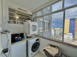 Vista da cozinha com janela para a paisagem urbana de Lajeado.