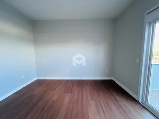 Vista interna de um cômodo com piso de madeira no Brasil.