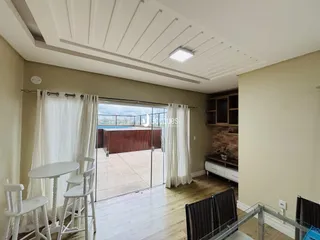 Sala de estar com porta de vidro abrindo para a área externa.