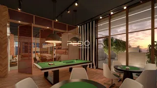 Ambiente moderno com mesa de bilhar em uma sala de estar com vista para o pôr do sol.