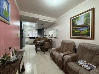 Sala de estar com decoração e área de jantar em um imóvel no Brasil.