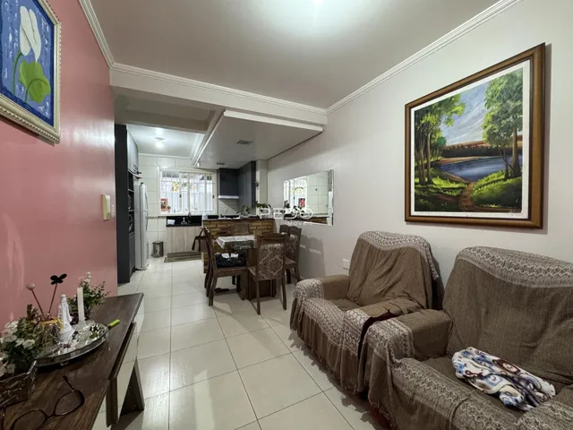 Sala de estar com decoração e área de jantar em um imóvel no Brasil.