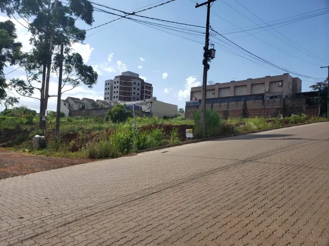 Vista externa de um edifício residencial em Lajeado, Brasil, com vegetação ao redor.