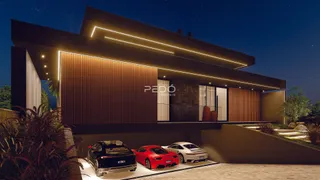 Fachada de uma residência moderna iluminada à noite.