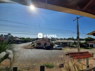 Vista externa de uma residência em Lajeado, Brasil, com paisagismo frontal.