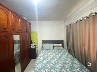 Quarto com armário de madeira e cama decorada.