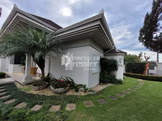 Fachada de uma casa em Lajeado, Brasil, com detalhes arquitetônicos e jardim frontal.