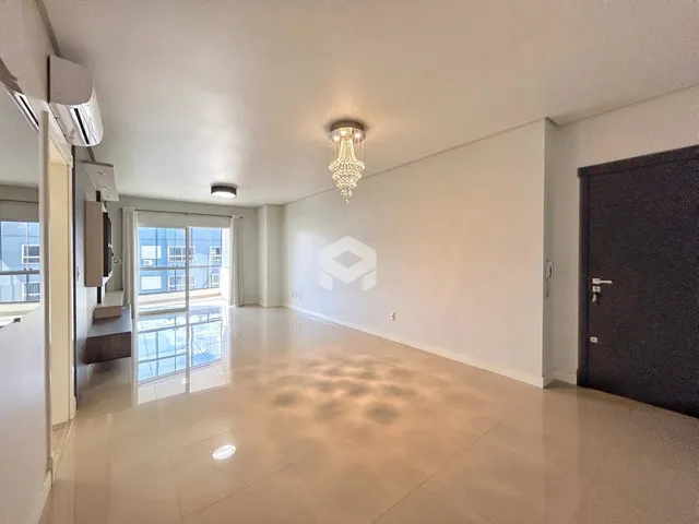 Hall de entrada longo com piso claro e paredes brancas.