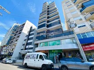Fachada de um edifício residencial e comercial em Lajeado, Brasil.