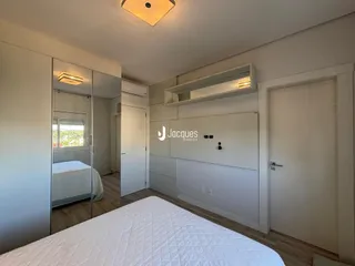Quarto com parede branca e armário em Lajeado, Brasil.