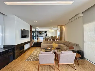 Sala de estar moderna com sofá e lareira em ambiente interno.