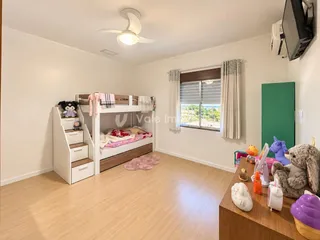 Quarto com cama e armário em um ambiente claro.