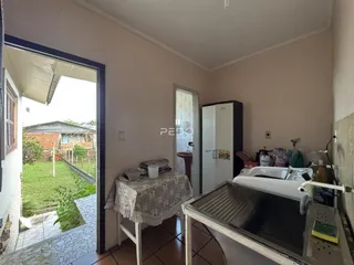 Ambiente interno de uma sala de jantar com acesso ao quintal em Lajeado, Brasil.