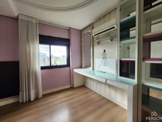 Sala de estar com paredes rosadas e piso de madeira clara.