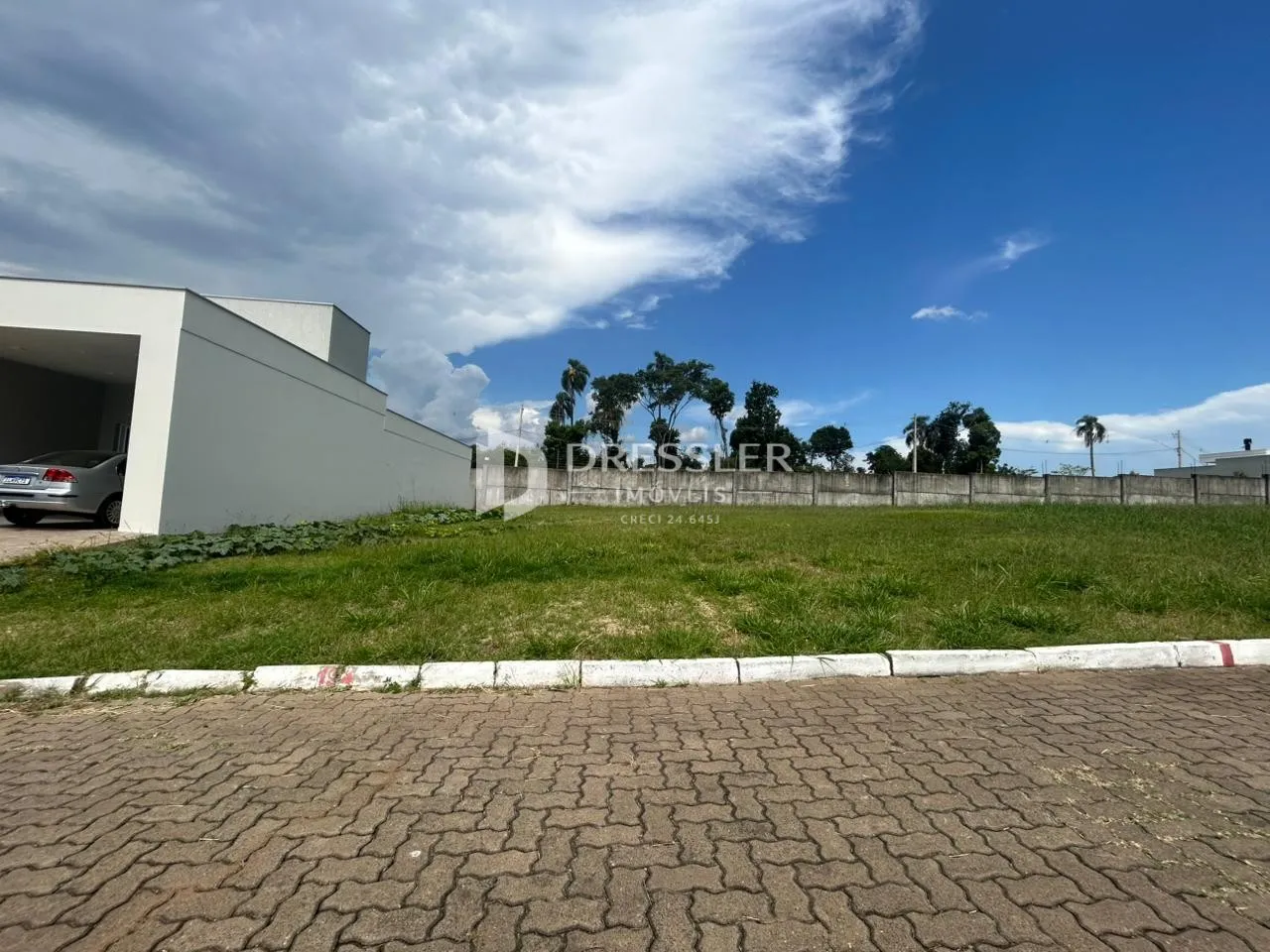 Vista externa de uma residência com jardim e cerca em Lajeado, Brasil.