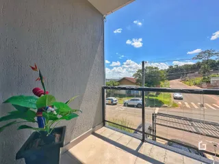 Vista da fachada de uma propriedade em Lajeado, Brasil, com vista para uma rua e vegetação.