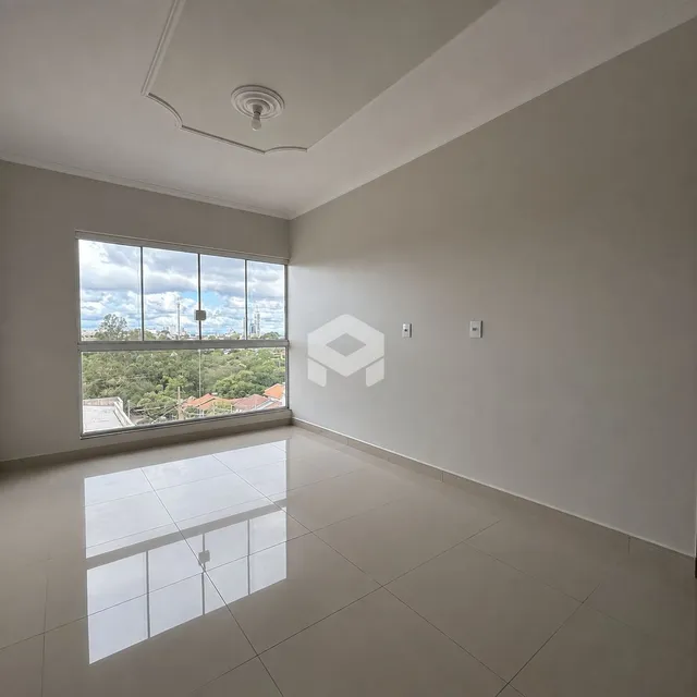 Ambiente interno de uma sala com piso de cerâmica e grande janela.