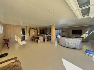 Sala de estar e cozinha de uma residência em Lajeado, Brasil.