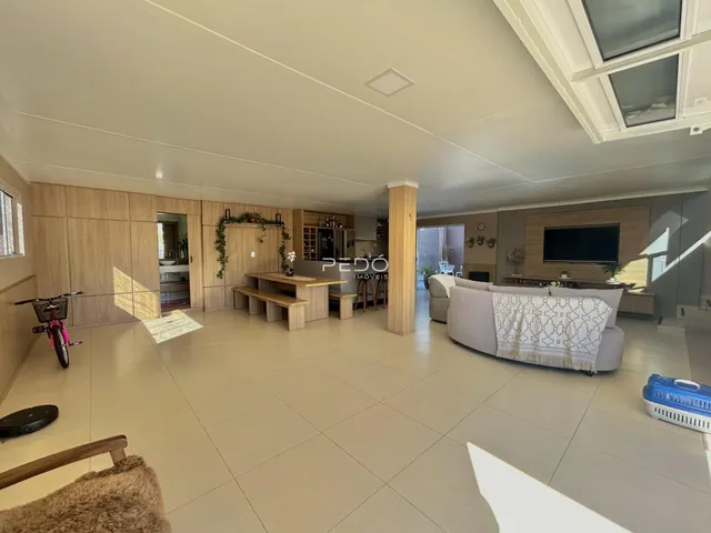 Sala de estar e cozinha de uma residência em Lajeado, Brasil.