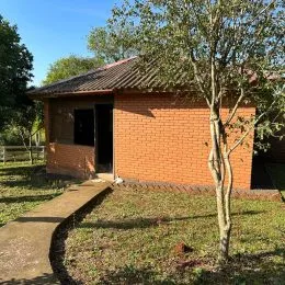 Fachada de uma casa de tijolos vermelhos em Lajeado, Brasil.