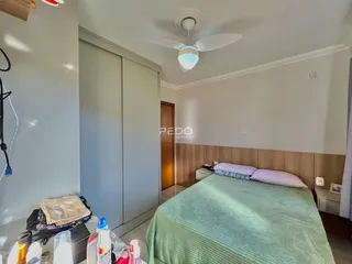 Quarto com cama e guarda-roupa em ambiente interno.