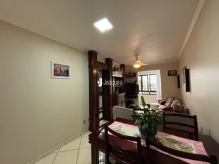 Ambiente interno de uma sala com decoração de madeira e paredes claras.