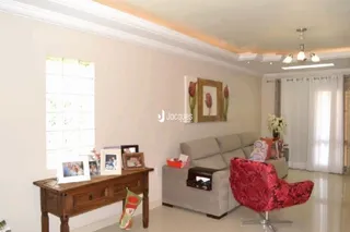 Sala de estar com sofá e móveis de madeira clara.