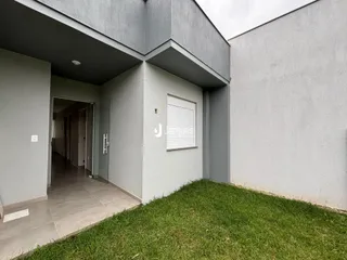 fachada de uma residência com jardim gramado