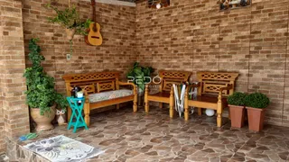 Ambiente interno com paredes de tijolo e móveis de madeira rústica.