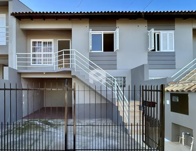 Fachada de uma residência em Lajeado, Brasil, com grade de ferro e escadaria.