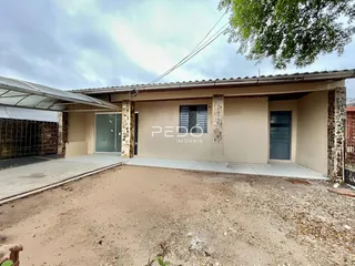 Fachada de uma casa em Lajeado, Brasil, com área externa de terra.