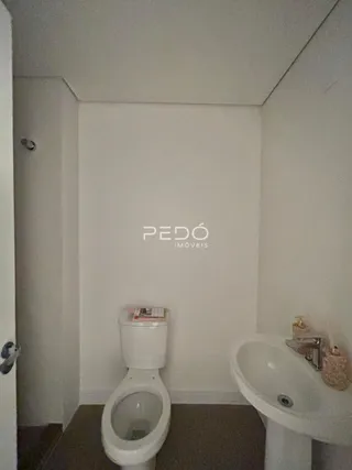 Foto de um banheiro interno com vaso sanitário e pia.