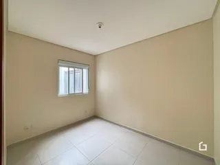 Foto de um cômodo interno com paredes claras e piso de cerâmica.