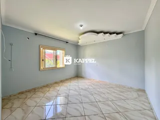 Sala de estar com piso de porcelanato e paredes em tom azul claro.