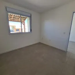 Ambiente interno com janela mostrando a vista externa.