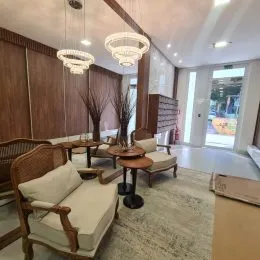 Ambiente interno com forro de madeira e lustre.