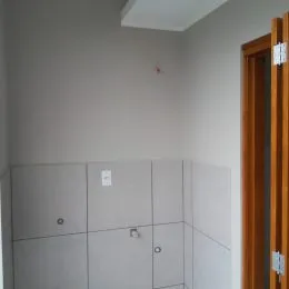 Foto de uma parede interna branca em um imóvel.