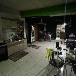 Foto interna de uma sala com piso de cerâmica e armários embutidos.