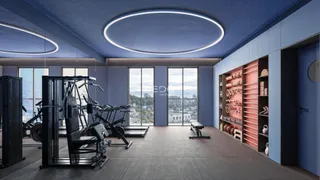 Imagem de um espaço moderno com equipamentos de ginástica e grandes janelas.