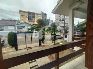 Vista da fachada de um imóvel em Lajeado, Brasil, com grade de segurança.