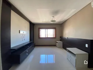 Quarto com decoração moderna e piso de cerâmica.