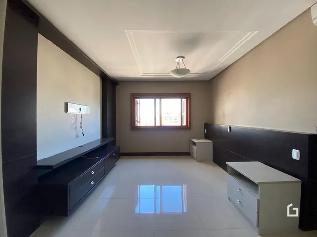 Quarto com decoração moderna e piso de cerâmica.