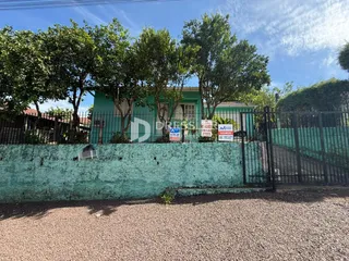 Fachada de uma casa verde com cerca e portão de ferro na Lajeado, Brasil.
