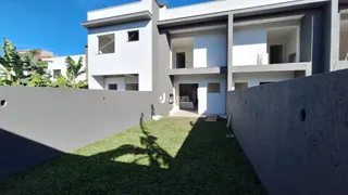 Fachada de uma residência em Lajeado, Brasil, com jardim gramado na frente.