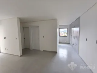 Hall de entrada com paredes brancas e piso claro.
