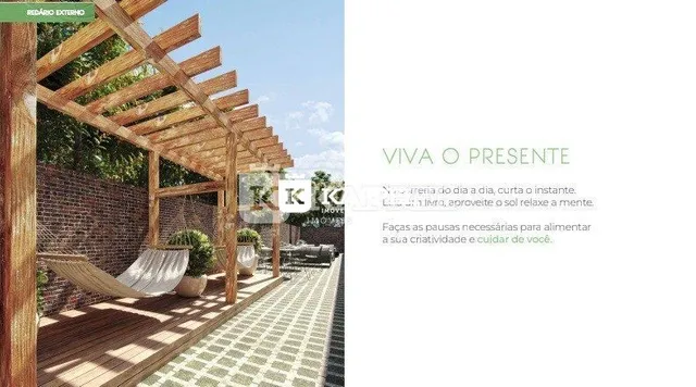 Foto de uma área externa com um pergolado de madeira e piso de madeira.