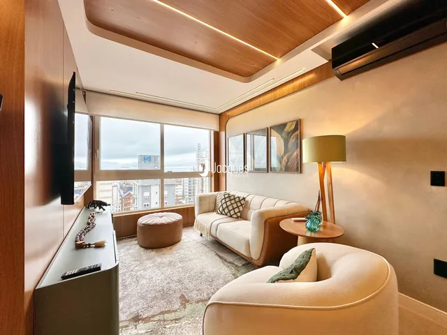 Sala de estar moderna com vista para a cidade em Lajeado.