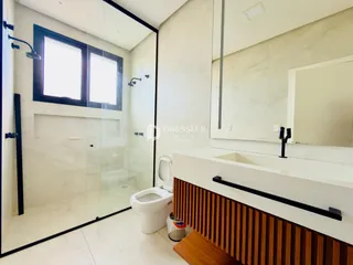 Foto de um banheiro moderno com box de vidro e revestimento de madeira.