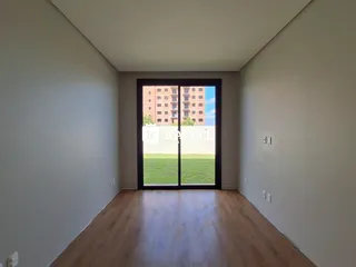 Hall de entrada com vista para um gramado verde.